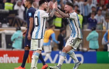 Lionel Messi and Alexis Mac Allister celebrate