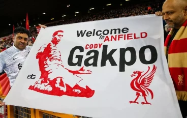 liverpool-supporters-welcome-sign-for-new-signing-cody-gakpo