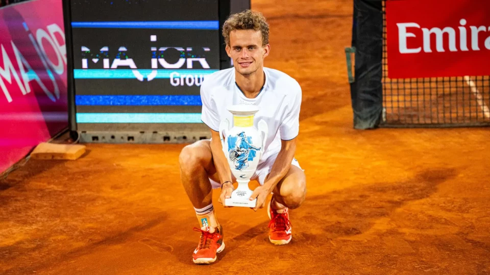 Maiden tour titles for Roland Garross junior champions Tagger and Van Assche