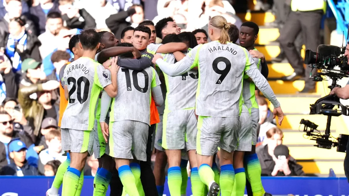 Manchester City thrash Chelsea to maintain pressure on Premier League league leaders Arsenal Manchester City thrash Chelsea to maintain pressure on Premier League league leaders Arsenal