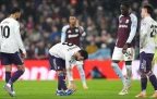 manchester-united-s-bruno-fernandes-stretches-hamstring-at-villa-park-21-december-202516.webp