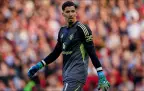 manchester-united-s-goalkeeper-altay-bayindir-17-august-2025-(alamy-image)16.webp