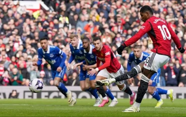 marcus-rashford-of-manchester-united-scores-form-the-penalty-spot16