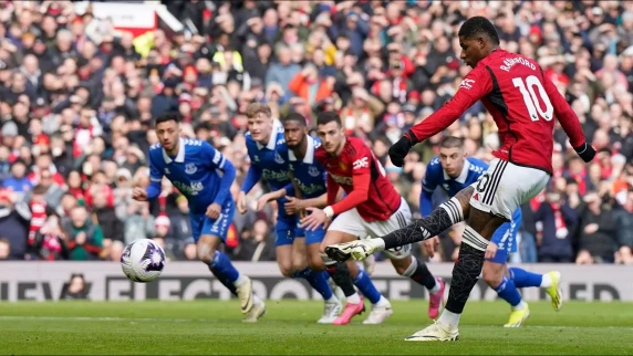 Man United down Everton thanks to Fernandes and Rashford penalties