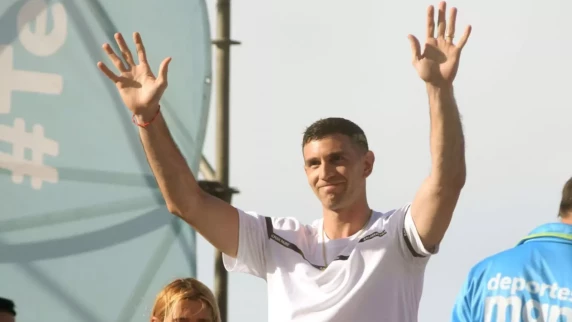 Argentine goalie Martinez gets a hero's welcome in his home town