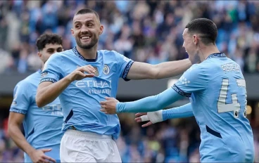 mateo-kovacic-of-manchester-city-(l)-celebrates-after-scoring16