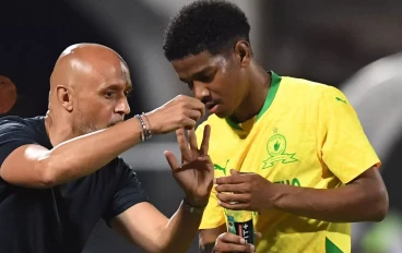 Mamelodi Sundowns coach Miguel Cardoso instructs Jayden Adams