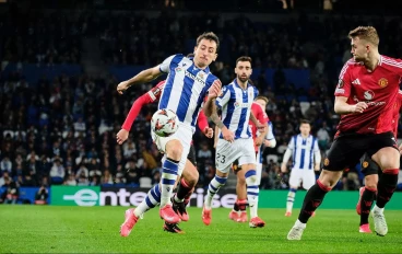 mikel-oyarzabal-of-real-sociedad-trying-to-control-the-ball-in-front-of-matthijs-de-ligt16