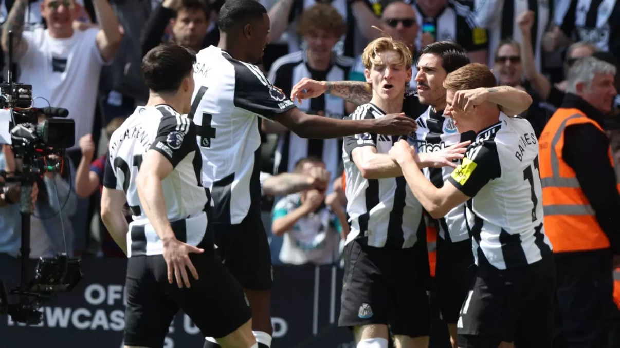 Newcastle seize Champions League momentum with win over 10-man Chelsea