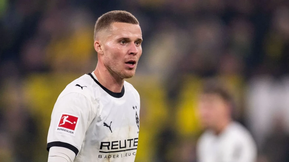 Leeds sign Switzerland defender Nico Elvedi from Borussia Monchengladbach
