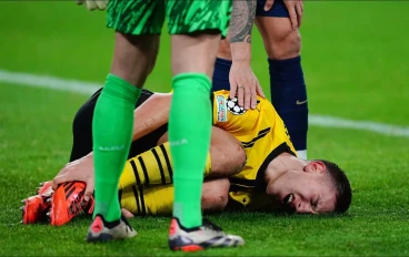 nico-schlotterbeck-of-borussia-dortmund-on-the-ground-injured16