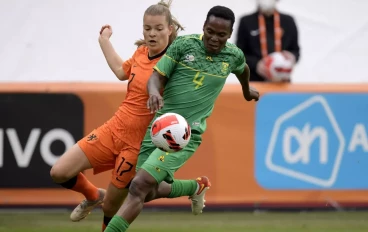 Kayleigh van Dooren of Holland, Noko Matlou of South Africa during the Netherlands-South Africa women's friendly match at the Cars Jeans Stadium on April 12, 2022 in The Hague, Netherlands.