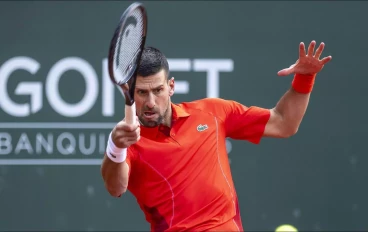 novak-djokovic-retuns-that-ball-in-geneva-open16