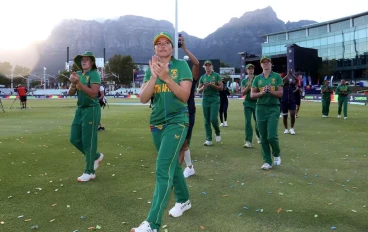 proteas-women-clapping-the-fans-jpg