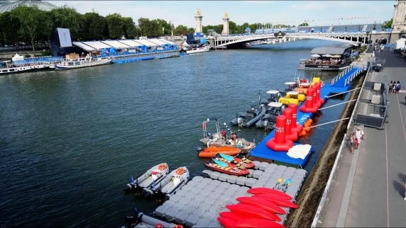 Marathon swimming athlete training session in River Seine goes ahead