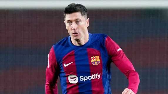 Robert Lewandowski penalty sees Barcelona edge out Celta Vigo