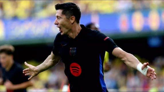 Robert Lewandowski shines as Barcelona sink Villarreal