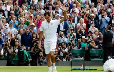 roger-federer-waves-goodbye-at-wimbledon-jpg