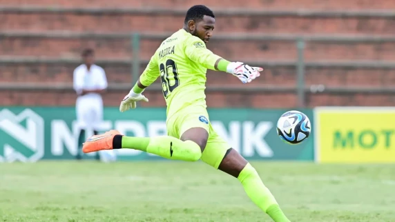 Vusumuzi Vilakazi warns Richards Bay goalkeeper Salim Magoola after costly error