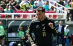 santiago-gimenez-of-mexico)-controls-the-ball-may-202616.webp