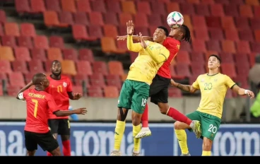sinoxolo-kwayiba-challenges-for-the-ball-against-mozambique-cosafa-cup-26-june-202416