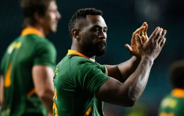 Siya Kolisi of South Africa acknowledges the fans after the Autumn International match between England and South Africa at Twickenham Stadium on November 26, 2022 in London, England.