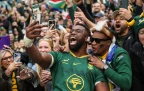 siya-kolisi-and-the-fans-trc-r6-2025-alamy16.webp