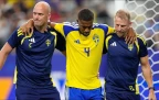 sweden-s-isak-hien-center-leaves-the-field-injured-26-june-202616.webp