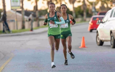 Ethiopians Tadu Nare (front) and Selam Gebre both of Nedbank break away from the pack at 7km mark in the 2023 SPAR Women’s 10km Challenge in Gqeberha on Saturday, 27 May 2023.