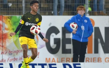 Tashreeq Matthews of Borussia Dortmund controls the ball during the friendly match against SF Lotte at the Frimo Stadion on November 16, 2018 in Lotte, Germany.