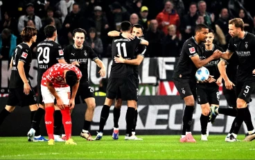 the-gladbach-team-celebrates-after-tim-kleindienst-(11)-scores16