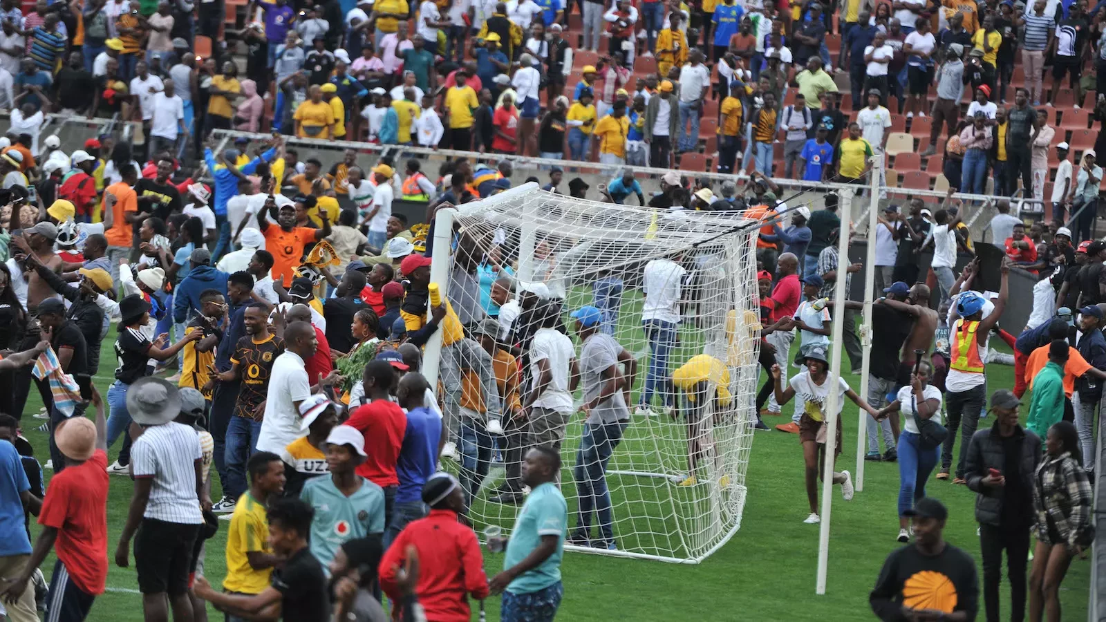 Chiefs and Sundowns fans are in awe with Orlando Pirates - Lucky