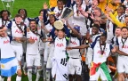 tottenham-captain-heung-min-son-raises-the-trophy-of-the-europa-league16.webp
