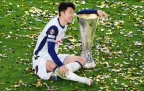 tottenham-captain-son-heung-min-with-the-trophy-following-the-uefa-europa-league-final16.webp