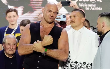 Tyson Fury (left) and Oleksandr Usyk