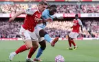 viktor-gyokeres-of-arsenal-tackled-by-jeremy-doku-of-manchester-city-21-september-202516.webp