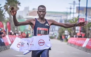 Kenyna athlete Vincent Langat dashed across the Finish Line in an impressive 28 minutes and 01 seconds, securing the male title with the R30 000 prize money in his first race in South Africa.