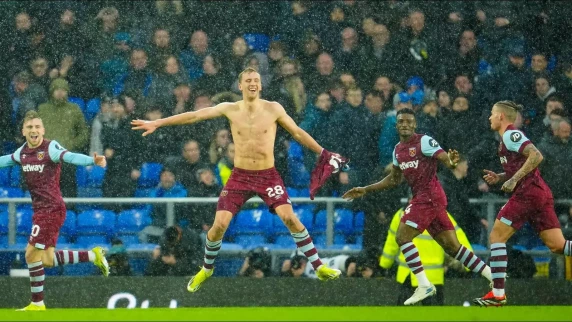 West Ham fight back with two late goals to stun Everton