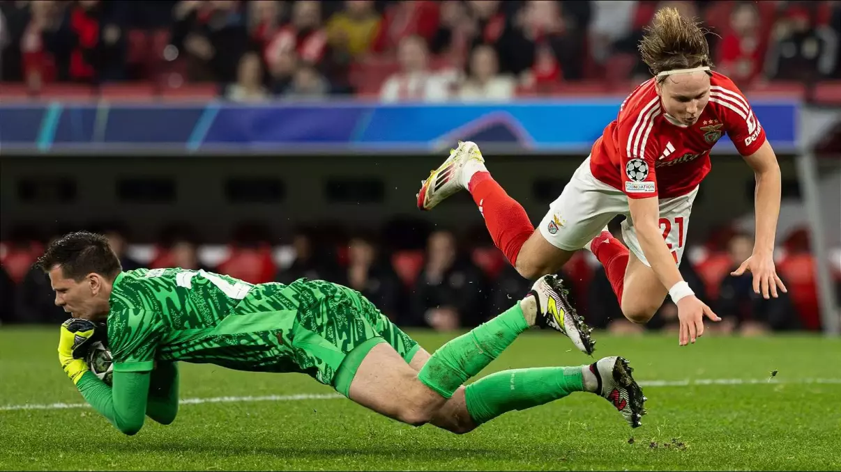 Wojciech Szczesny secures Barcelona's goalposts for two more seasons